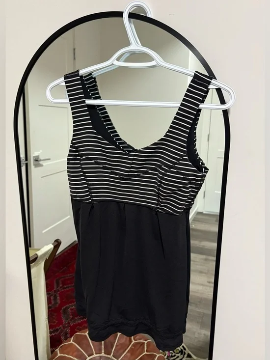 Lululemon Tame Me Tank Size 6 - Picture 2 of 4